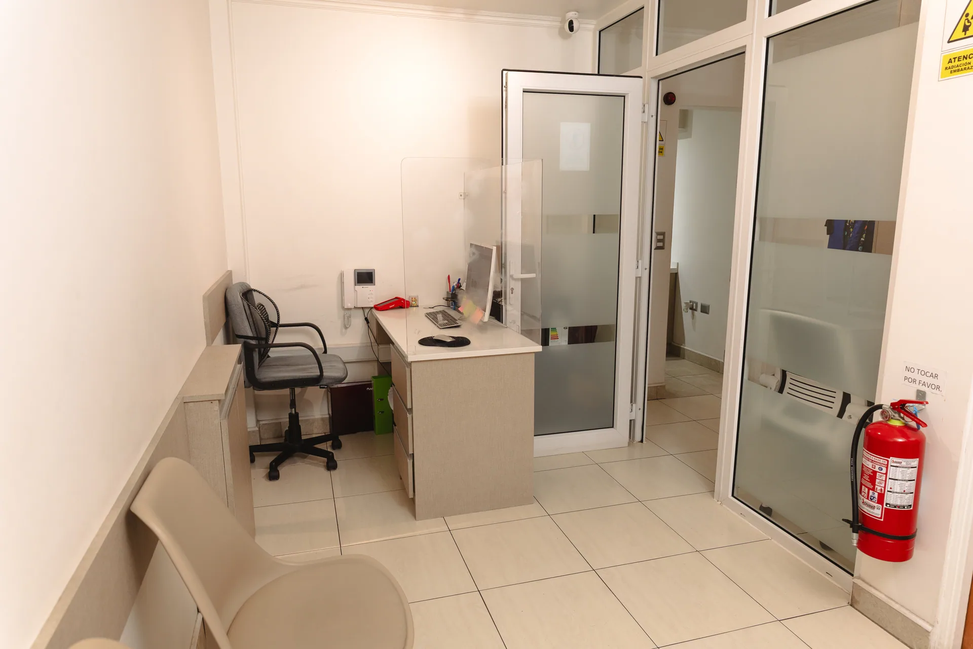 Recepción y acceso vidriado del centro de imagenología i-maxval en Valdivia